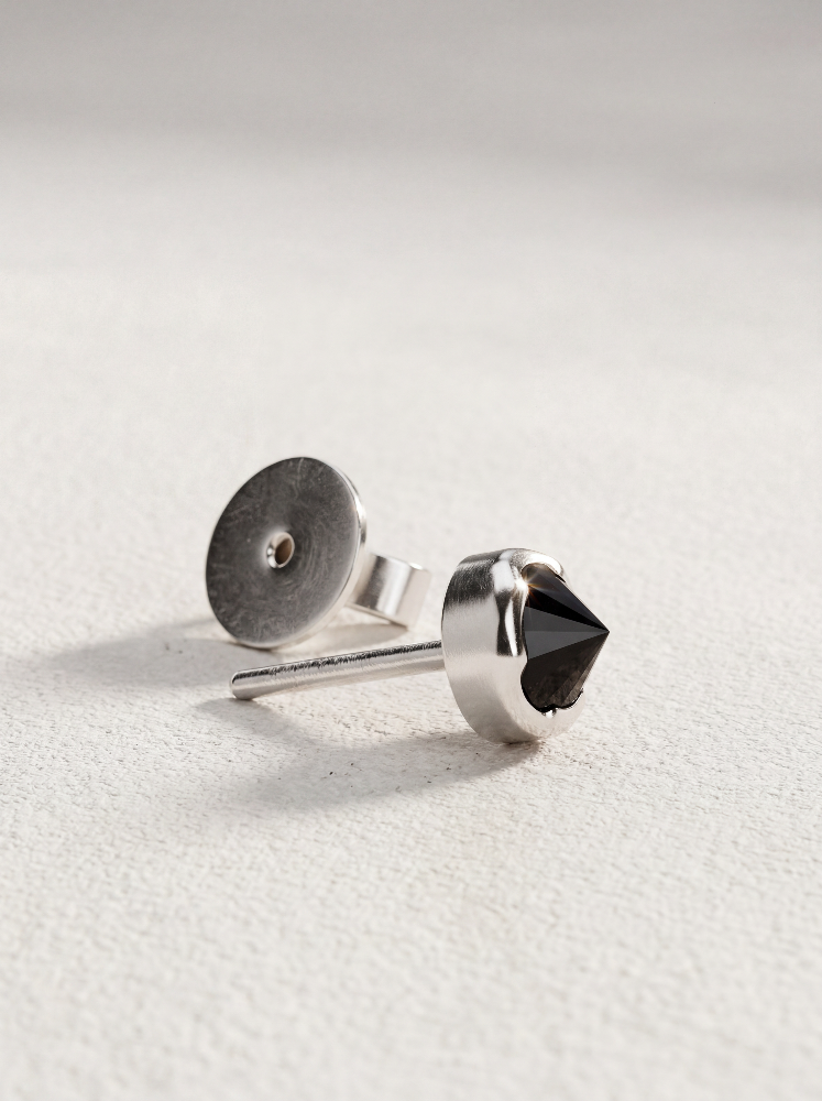 Brinco Ponto Negro Ouro Branco 18K