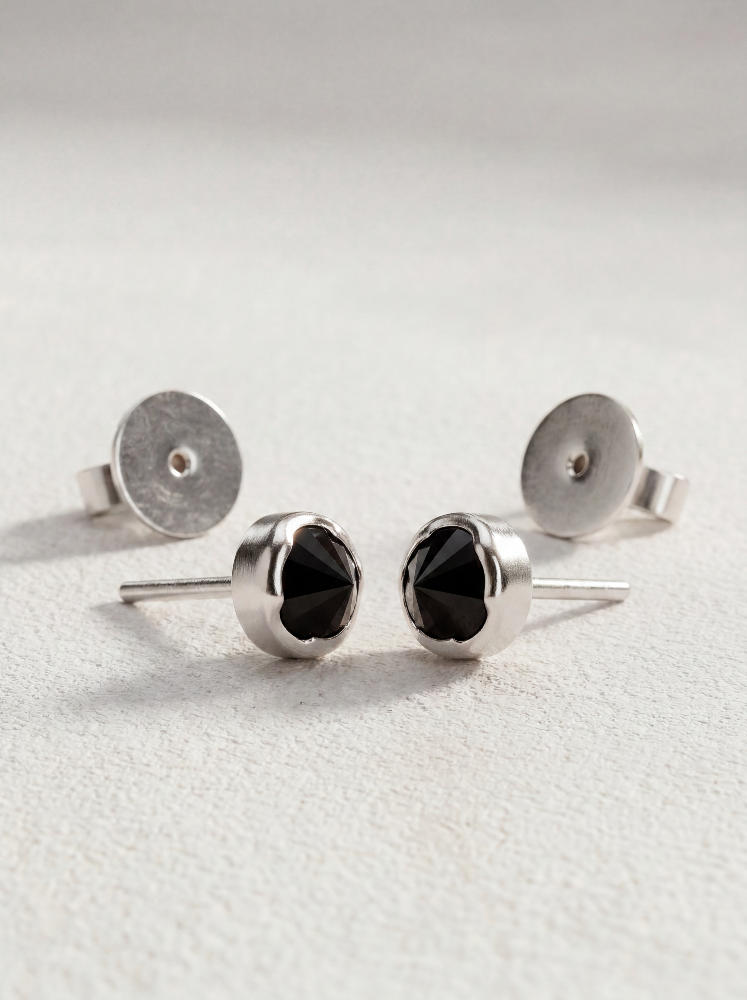 Brinco Ponto Negro Ouro Branco 18K
